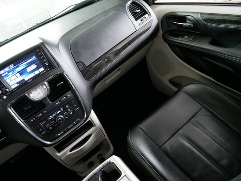 Used 2015 Chrysler Town & Country Touring w/ Driver Convenience Group FWD image 11