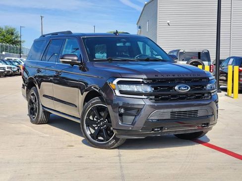 Used 2023 Ford Expedition Limited AWD/4WD image 2