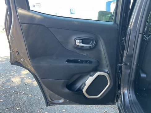 Used 2017 Jeep Renegade Latitude image 17