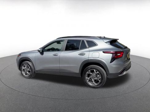 Used 2025 Chevrolet Trax LT w/ LT Convenience Package FWD image 10