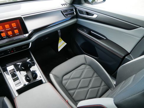 Certified 2025 Volkswagen Atlas Peak Edition SE image 11