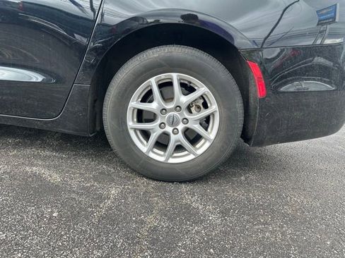 Used 2024 Chrysler Pacifica Touring-L image 5