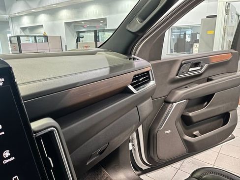 Used 2025 GMC Yukon XL Denali AWD/4WD image 24