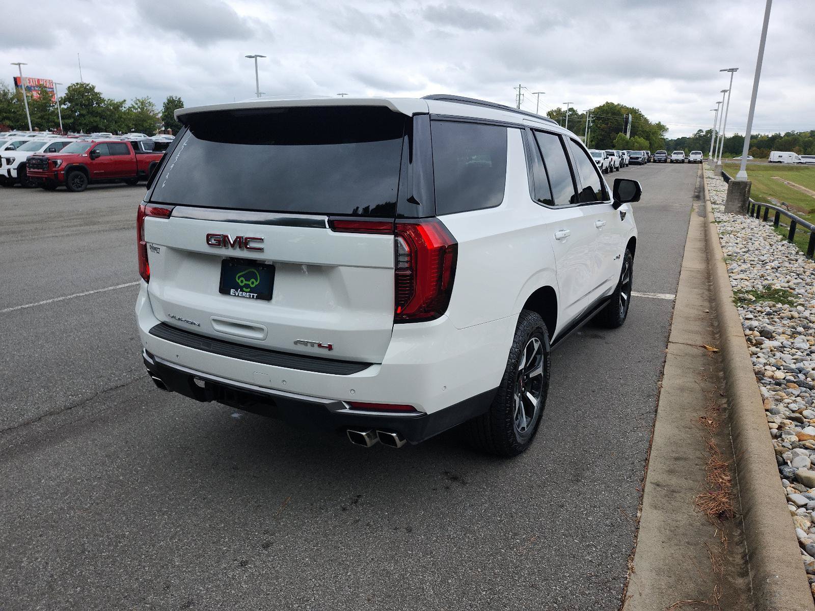 Certified 2025 GMC Yukon AT4 w/ AT4 Premium Package AWD/4WD image 3
