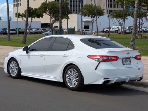Used 2019 Toyota Camry SE image 3