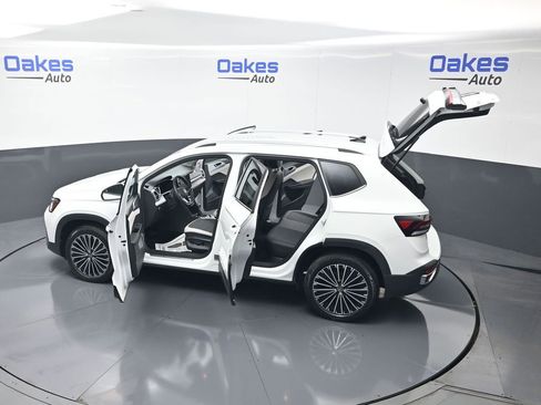 Used 2025 Volkswagen Taos SE FWD image 57