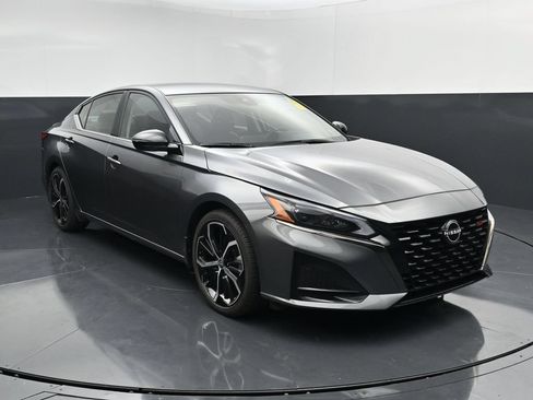 Used 2023 Nissan Altima 2.5 SR FWD image 2