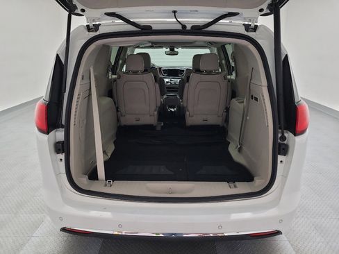 Used 2017 Chrysler Pacifica Limited w/ UConnect Theater Package image 29