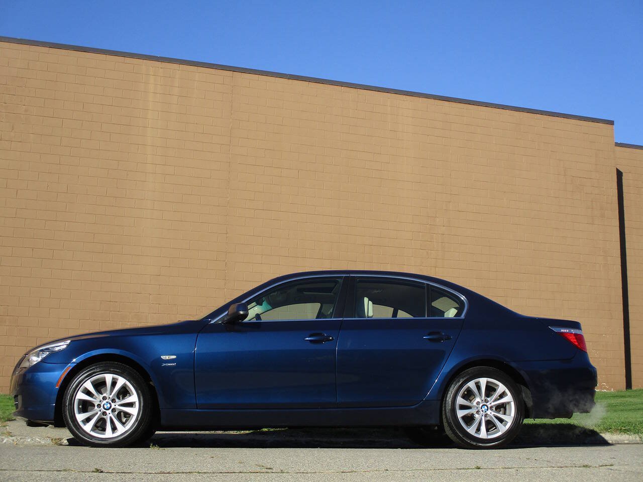 Used 2010 BMW 535i xDrive Sedan AWD/4WD image 4