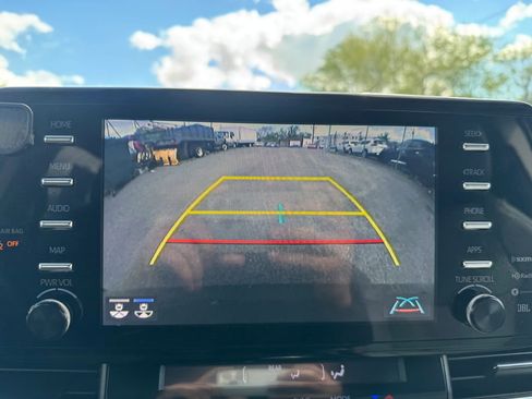 Used 2021 Toyota Sienna Limited image 17