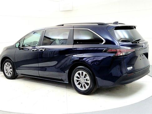 Used 2025 Toyota Sienna XLE image 4