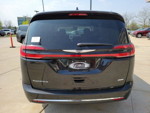 New 2022 Chrysler Pacifica Touring-L w/ Uconnect Theater Family Group image 10