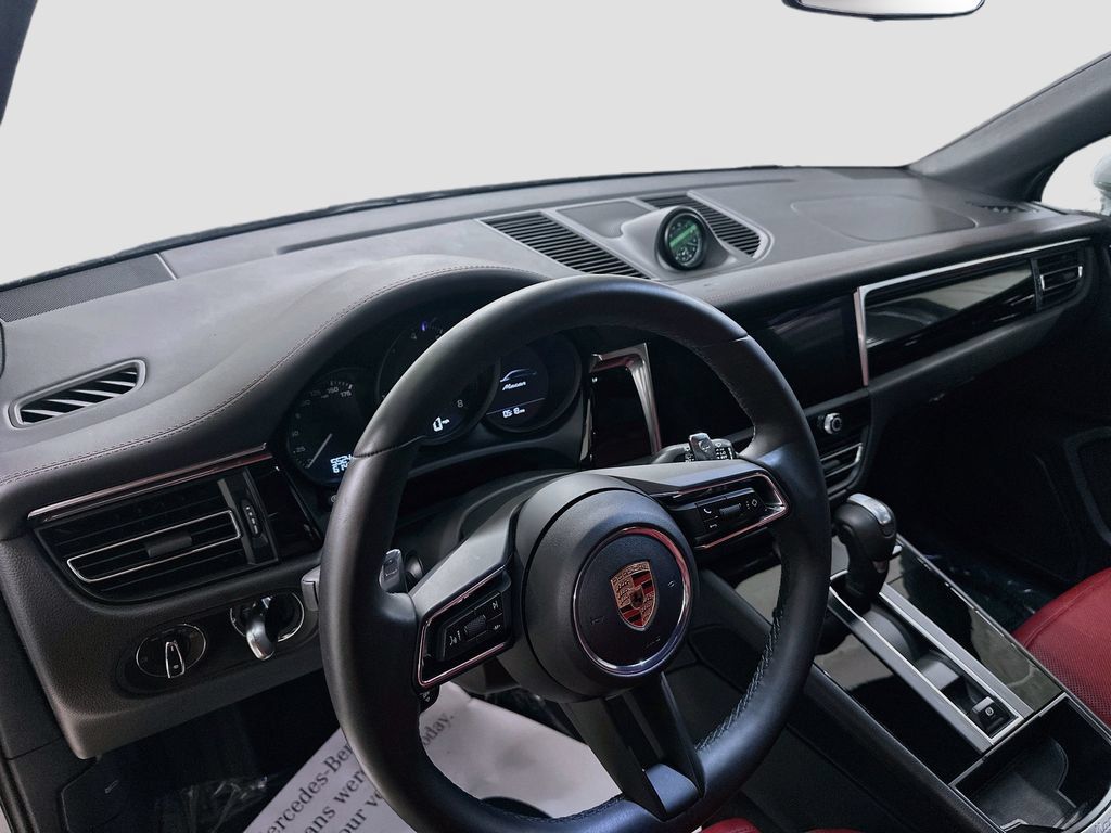 Used 2026 Porsche Macan AWD/4WD image 4