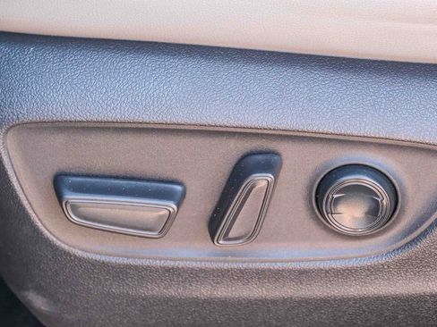 Used 2023 Toyota Highlander Bronze Edition FWD image 23