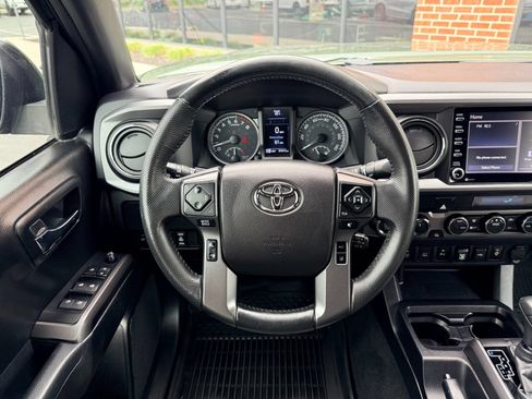 Used 2021 Toyota Tacoma TRD Off-Road w/ Technology Package AWD/4WD image 10