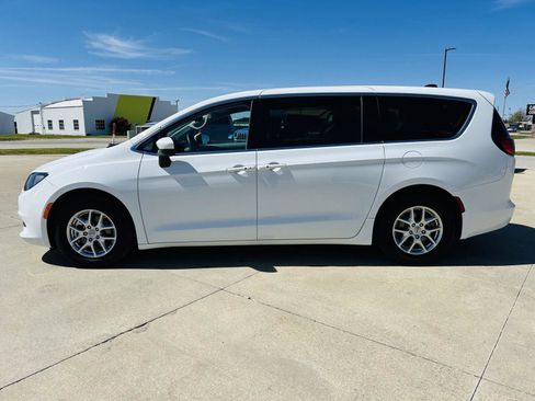 Used 2023 Chrysler Voyager LX image 33