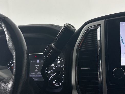 Used 2021 Nissan Titan SV w/ SV Convenience Package image 16