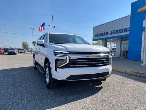 Certified 2025 Chevrolet Suburban LT AWD/4WD image 1