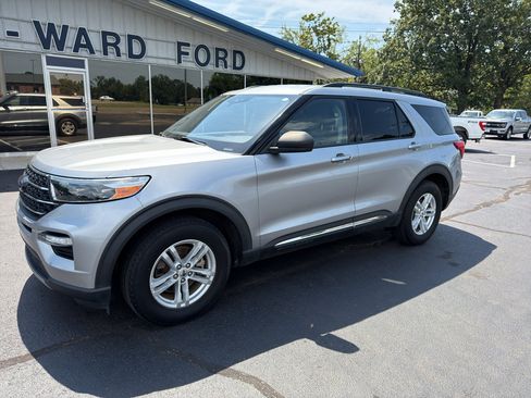 Used 2021 Ford Explorer XLT w/ Equipment Group 202A AWD/4WD image 2