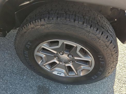 Used 2018 Jeep Wrangler Unlimited Rubicon w/ Cold Weather Group image 9