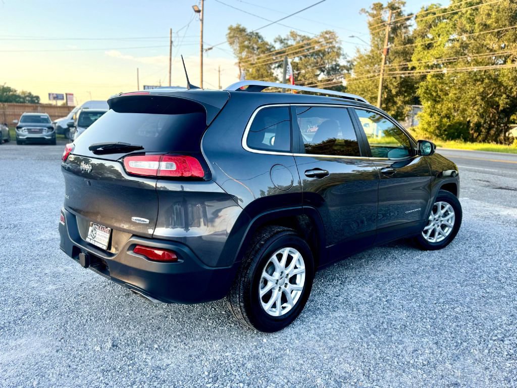 Used 2016 Jeep Cherokee Latitude w/ Cold Weather Group AWD/4WD image 4