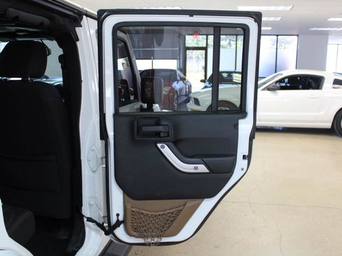 Used 2013 Jeep Wrangler Unlimited Sahara w/ Connectivity Group AWD/4WD image 39