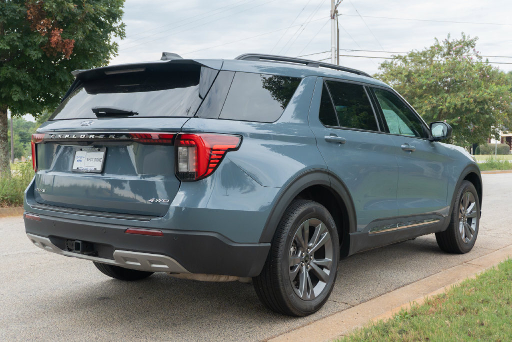 Used 2025 Ford Explorer Active w/ Active Comfort Package AWD/4WD image 5