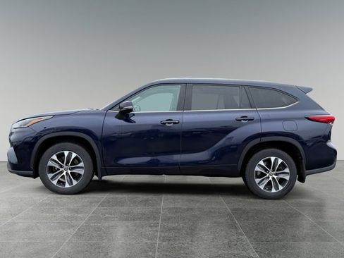 Used 2022 Toyota Highlander XLE image 2