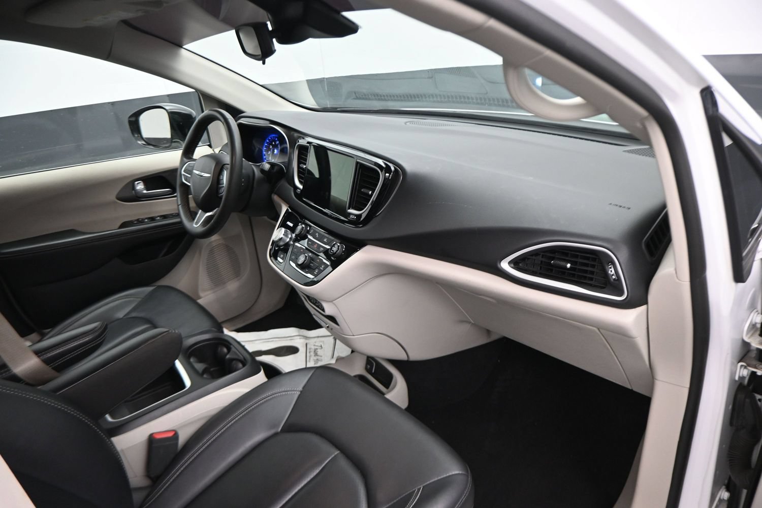 Used 2024 Chrysler Pacifica Touring-L FWD image 20