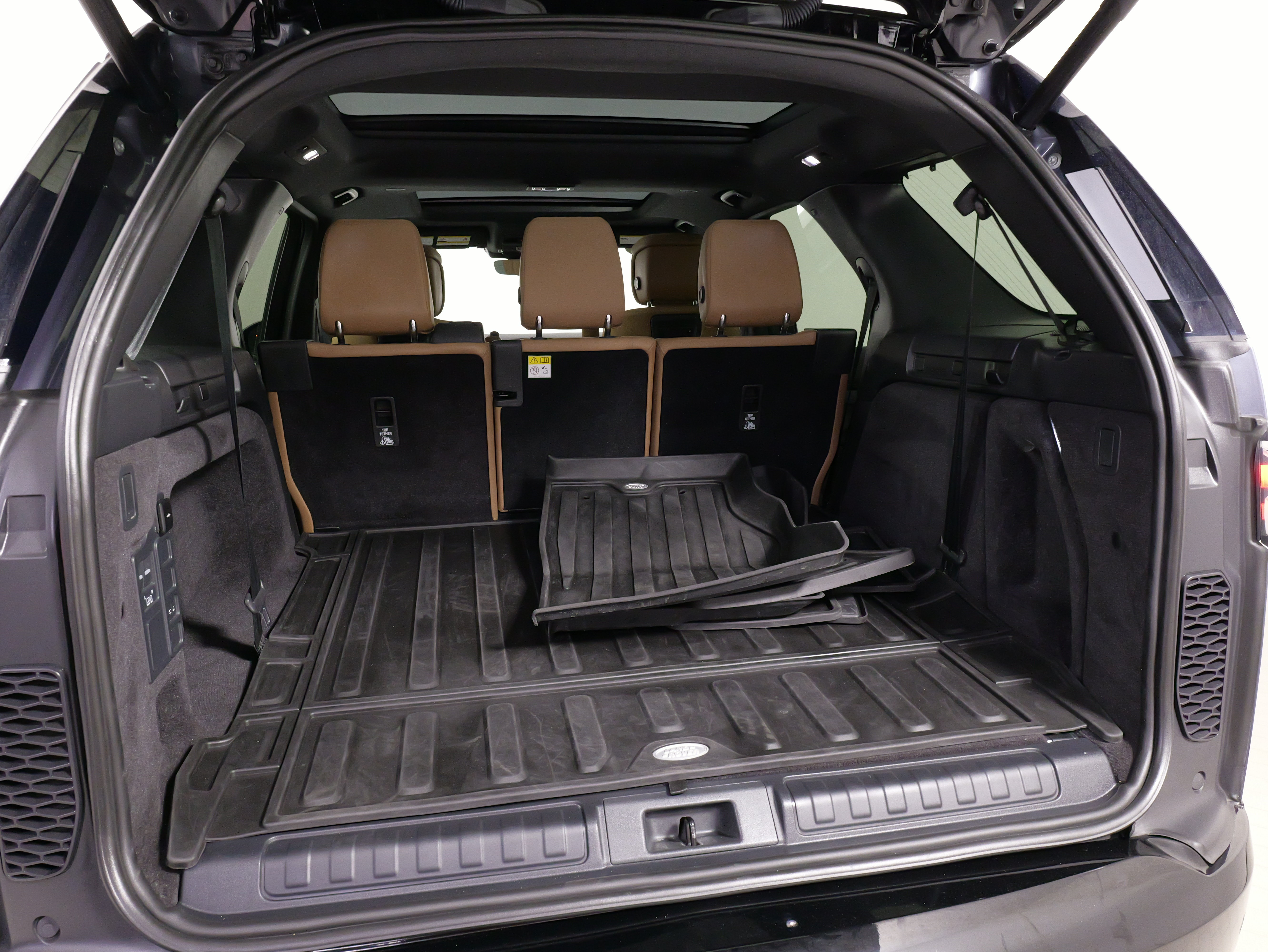 Used 2024 Land Rover Discovery Dynamic SE AWD/4WD image 45