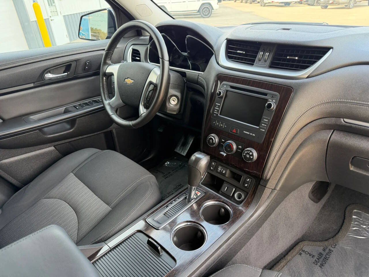 Used 2015 Chevrolet Traverse LT FWD image 16
