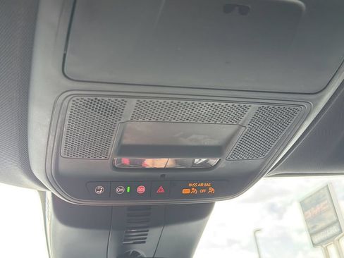 Used 2025 Chevrolet Traverse LT FWD image 18