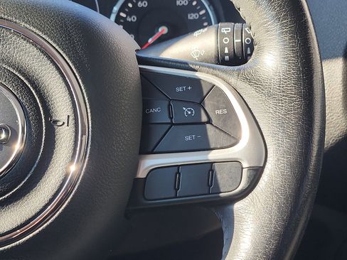 Used 2019 Jeep Renegade Latitude w/ Cold Weather Group image 16