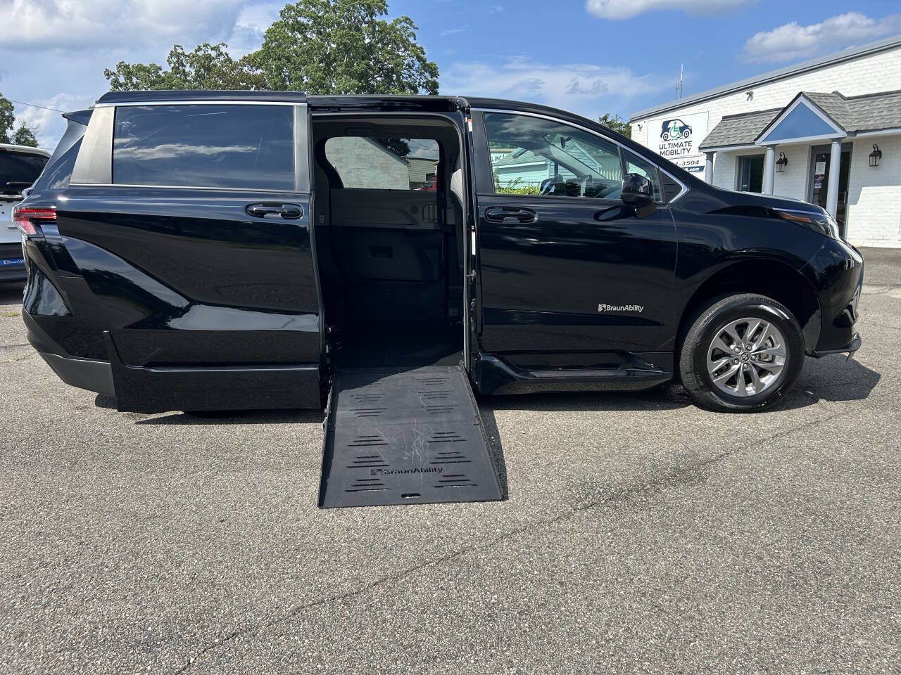 Used 2024 Toyota Sienna LE FWD image 4