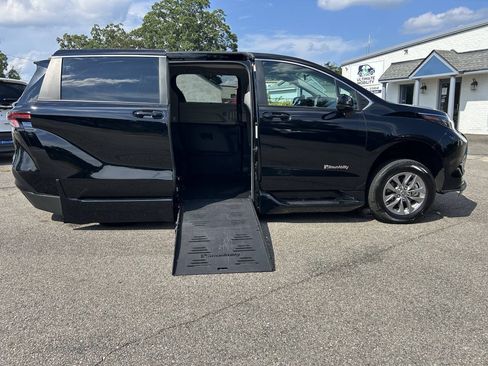 Used 2024 Toyota Sienna LE FWD image 4