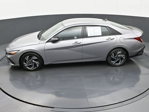 Certified 2025 Hyundai Elantra Sport image 38