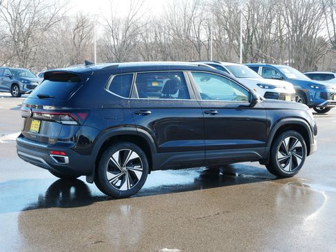 New 2026 Volkswagen Taos SE image 2