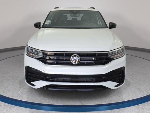 Used 2024 Volkswagen Tiguan SE R-Line image 2
