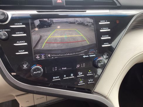 Used 2020 Toyota Camry XLE FWD image 18