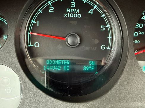 Used 2011 Chevrolet Suburban LT w/ Luxury Package image 4