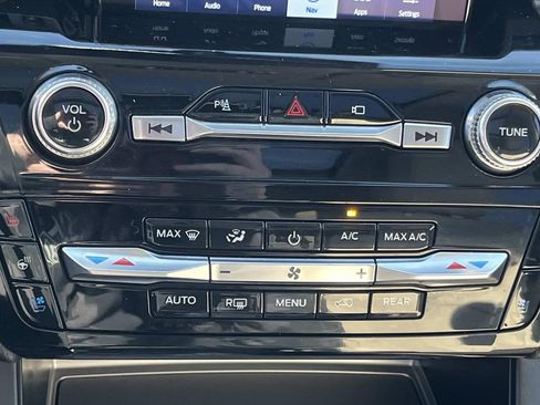 Used 2023 Ford Explorer Limited w/ Limited Technology Package image 21