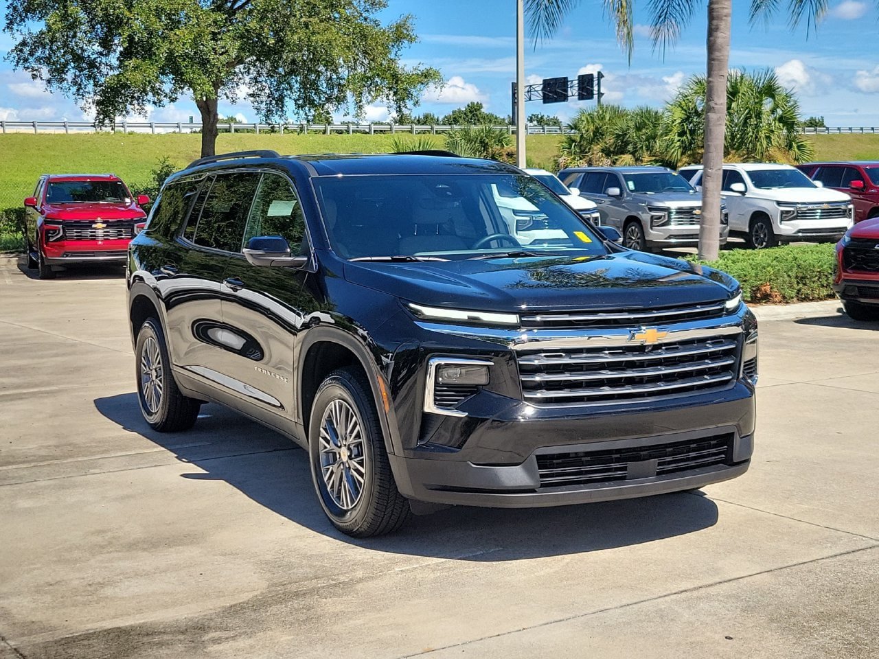 Certified 2026 Chevrolet Traverse LT w/ Driver Confidence Package FWD image 2