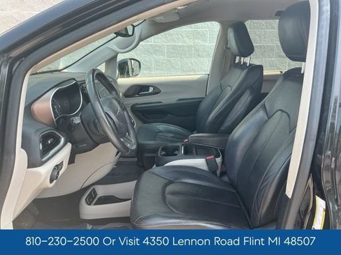 Used 2017 Chrysler Pacifica Touring-L FWD image 14