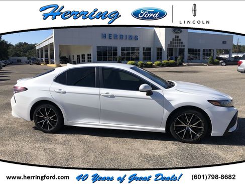 Used 2021 Toyota Camry SE image 1