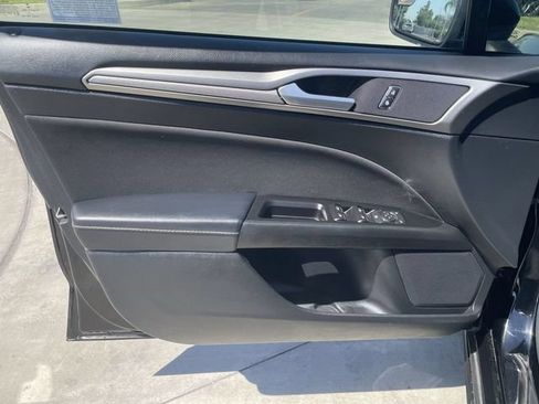 Used 2017 Ford Fusion SE w/ Fusion SE Technology Package FWD image 21