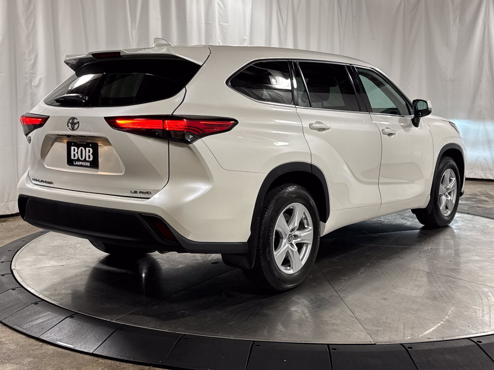 Used 2020 Toyota Highlander LE AWD/4WD image 8