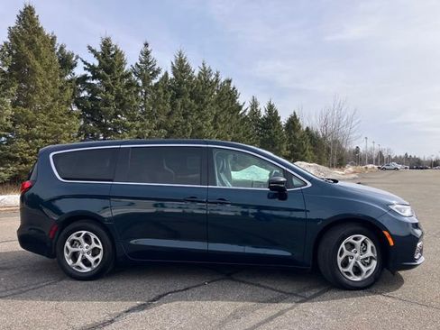 Used 2024 Chrysler Pacifica Limited image 23