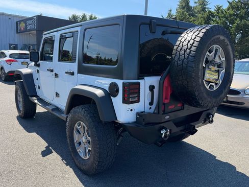 Used 2017 Jeep Wrangler Unlimited Rubicon w/ Connectivity Group AWD/4WD image 14