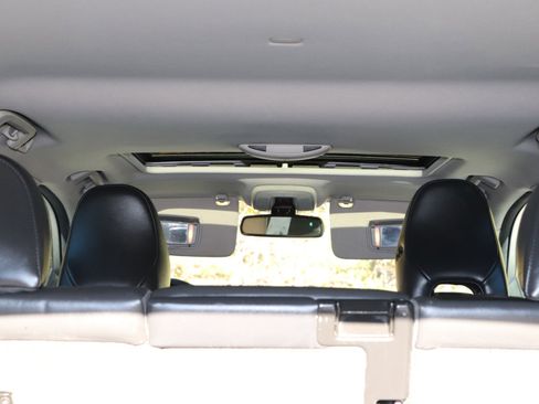 Used 2010 Volvo V70 image 8