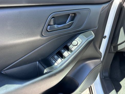 Used 2024 Nissan Rogue S FWD image 19